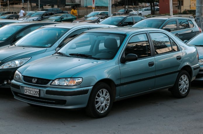 Autos usados que puedes comprar por menos de 100 mil pesos en México en 2025